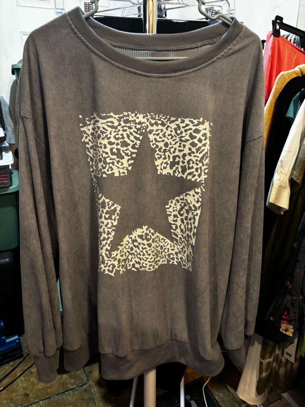 SHEIN Gray Long Sleeve Sweatshirt with Leopard Star Graphic